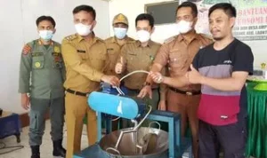 Wabup Konsel Serahkan Bantuan Pengembangan Usaha Ekonomi Kreatif ke Warga