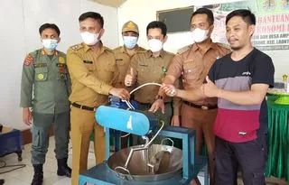 Wabup Konsel Serahkan Bantuan Pengembangan Usaha Ekonomi Kreatif ke Warga