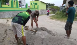 Relawan ASR Bersihkan Lingkungan di BTN Anawai