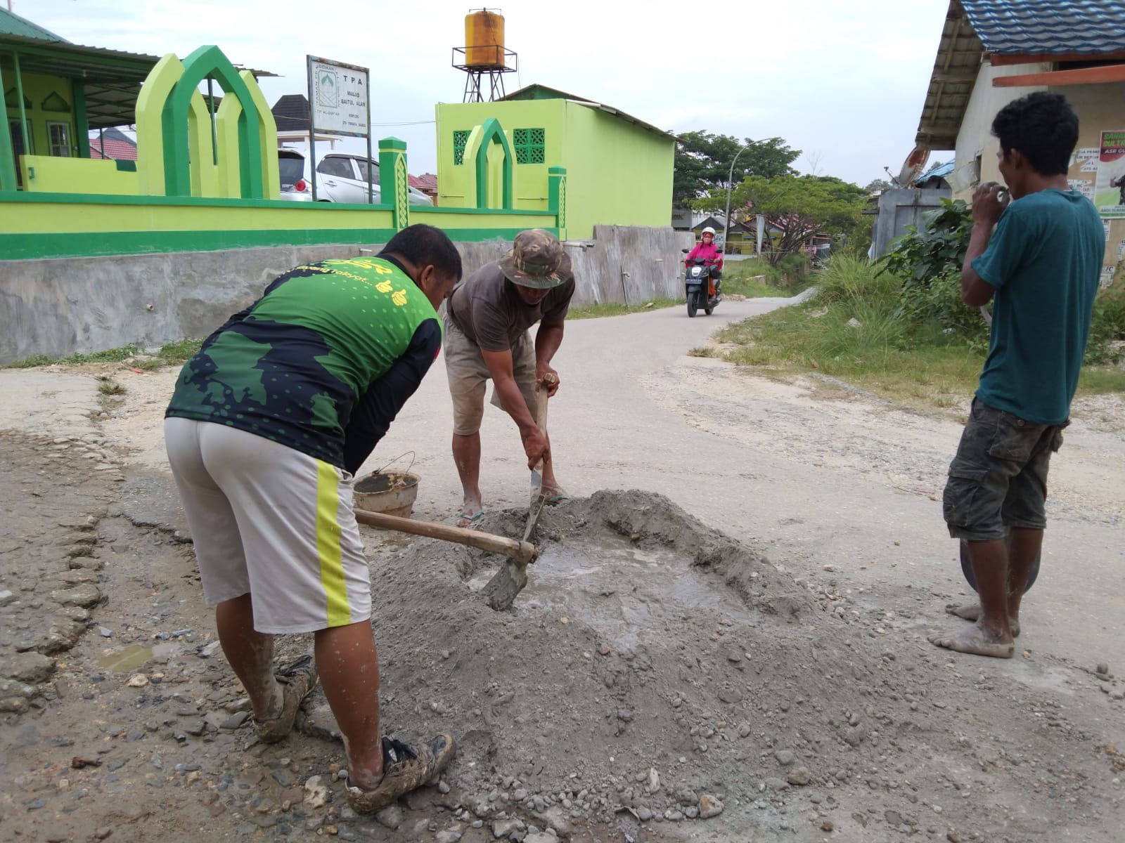 Relawan ASR Bersihkan Lingkungan di BTN Anawai