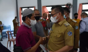 IMG-20211220-WA0064 Pemkot Serahkan Bantuan pada Korban Bentrokan Dua Ormas