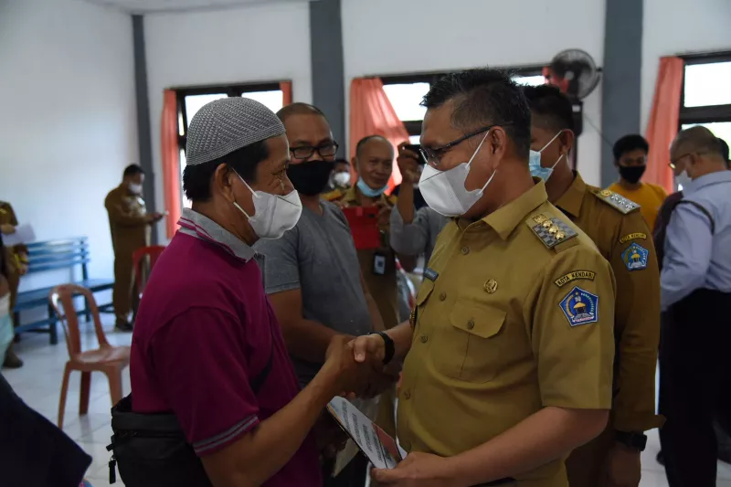 Pemkot  Serahkan Bantuan pada Korban Bentrokan Dua Ormas