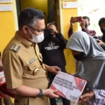 Wali Kota Kendari Serahkan Bantuan Asistensi Sosial kepada Lansia