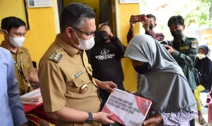 IMG-20211220-WA0065 Wali Kota Kendari Serahkan Bantuan Asistensi Sosial kepada Lansia