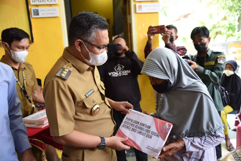 Wali Kota Kendari Serahkan Bantuan Asistensi Sosial kepada Lansia