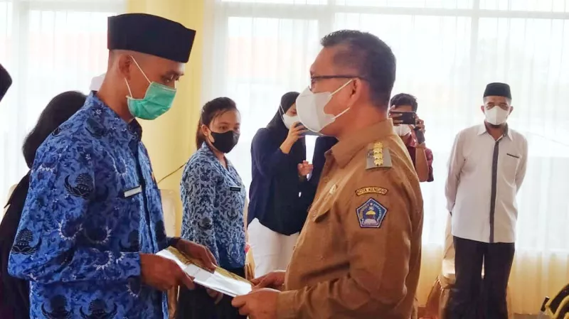 iWali Kota Lantik 79 ASN Baru Lingkup Pemkot Kendari