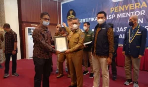 .Wali Kota Serahkan Sertifikat BNSP pada UMKM di Kendari