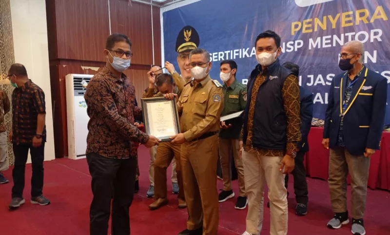 .Wali Kota Serahkan Sertifikat BNSP pada UMKM di Kendari