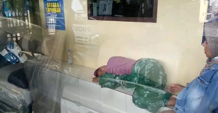 Seorang Ibu Menangis Histeris, Anaknya Dibawa Lari