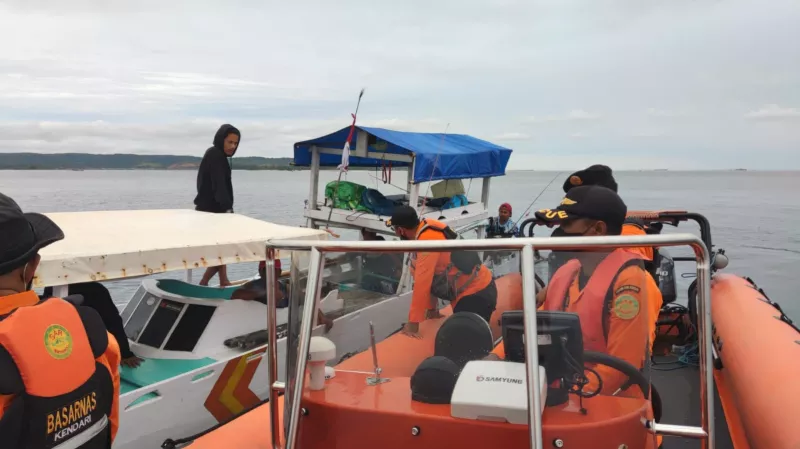 Basarnas Kendari Selamatkan 7 Penumpang Longboat