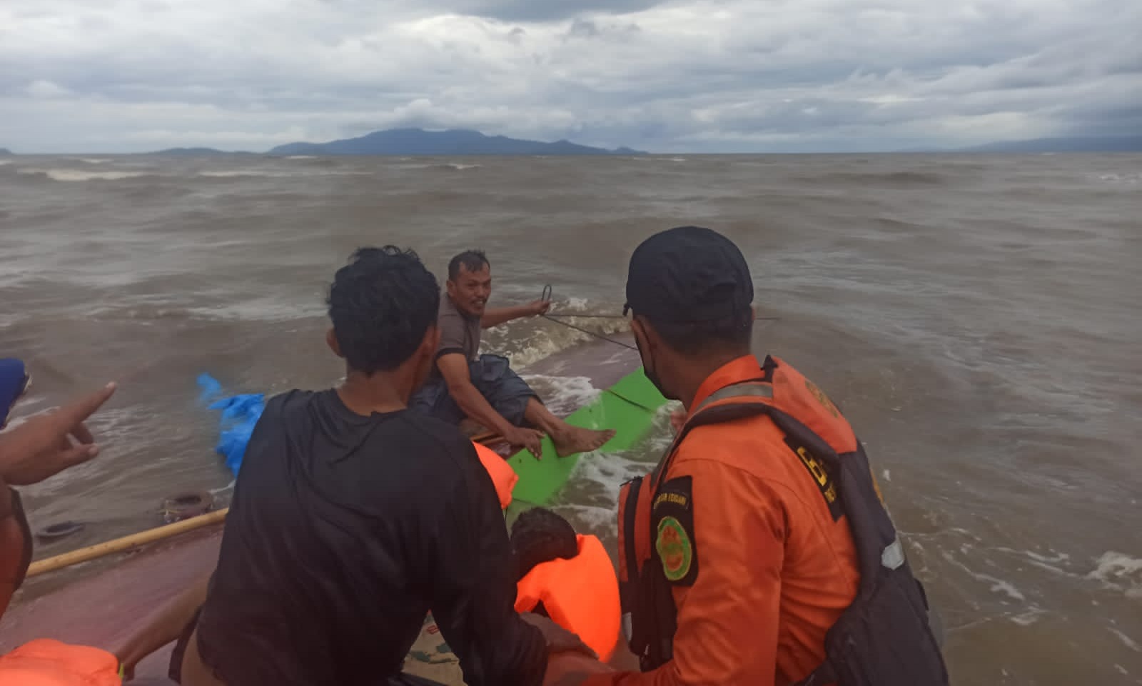 Basarnas Kendari Selamatkan 2 Korban Longboat Terbalik di Pomalaa