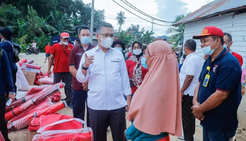 Pemkot Serahkan Bantuan pada Korban Angin Puting Beliung