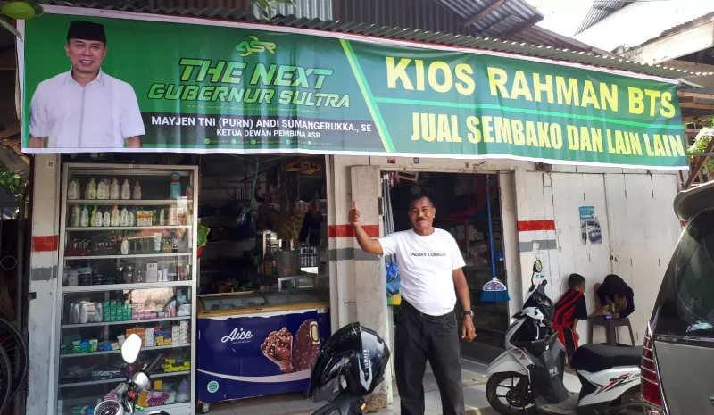 ASR Busel Pasang Spanduk Andi Sumangerukka di Kios Masyarakat
