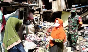 Ketua TP PKK Kendari Serahkan Bantuan ke Warga Kurang Mampu di Bende