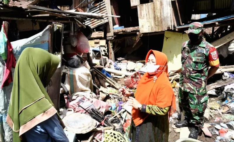 Ketua TP PKK Kendari Serahkan Bantuan ke Warga Kurang Mampu di Bende