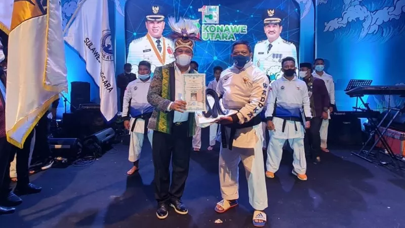 Bupati Konut Dianugerahi Sabuk Hitam YON DAN dari Wadokai Indonesia