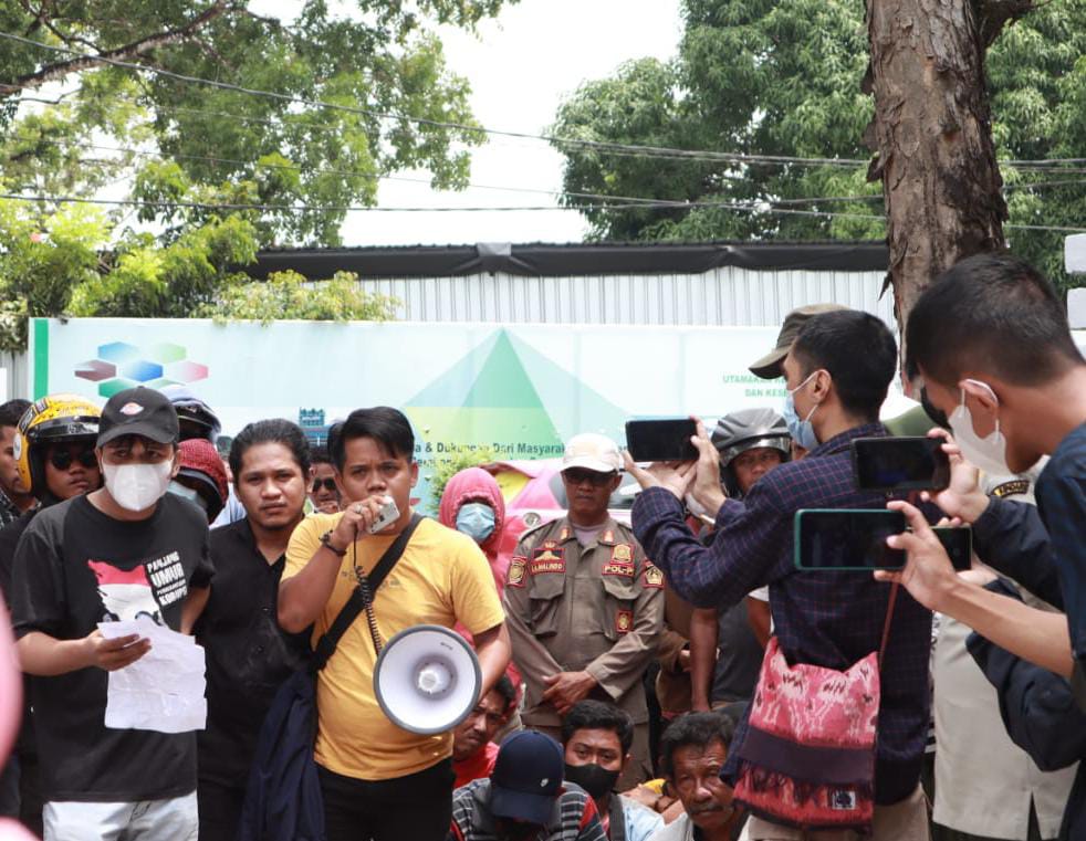 Jelang Peresmian Tambat Labuh, Puluhan Pedagang Demo di Kantor Wali Kota