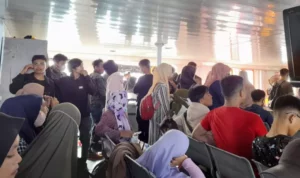 Jelang Idul Fitri 1443 H, Warga Padati Pelabuhan Ferry Amolengo