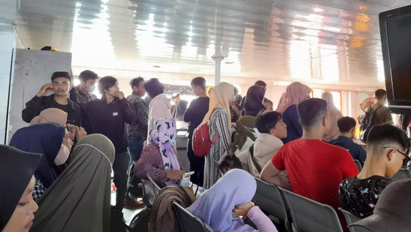 Jelang Idul Fitri 1443 H, Warga Padati Pelabuhan Ferry Amolengo
