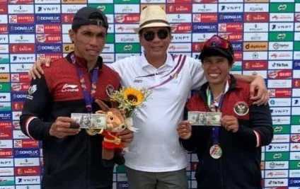 Sofianto Sumbang Emas, Dayumin Perak