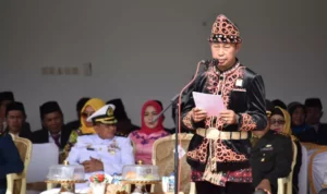 Peringati Sumpah Pemuda Pj Wali Kota Kendari Serahkan Bantuan Mesin Potong Rumput