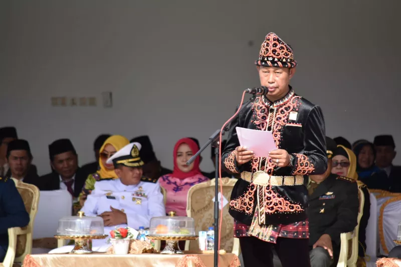 Peringati Sumpah Pemuda Pj Wali Kota Kendari Serahkan Bantuan Mesin Potong Rumput