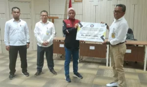 Rektor UHO Berikan Bonus ke Fitrah Siu
