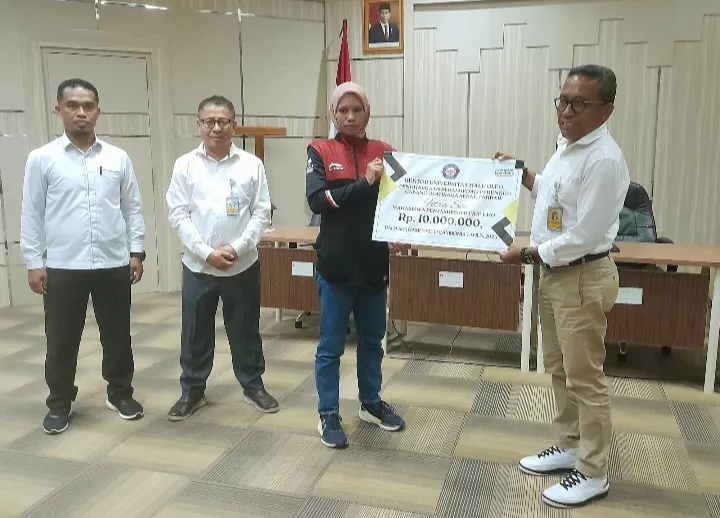 Rektor UHO Berikan Bonus ke Fitrah Siu